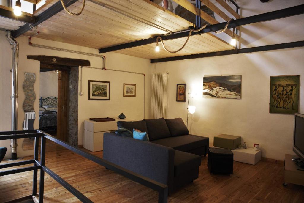 Rubiana的住宿－Casa Felicina，带沙发和电视的客厅