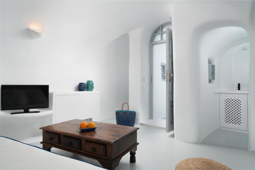 TV a/nebo společenská místnost v ubytování Oia Spirit Boutique Residences