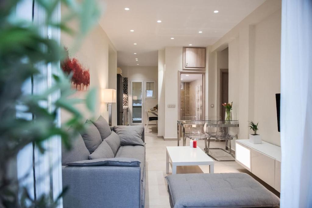 un soggiorno con un divano e un tavolo di Ammos Elegant Luxury Apartment a Città di Corfù