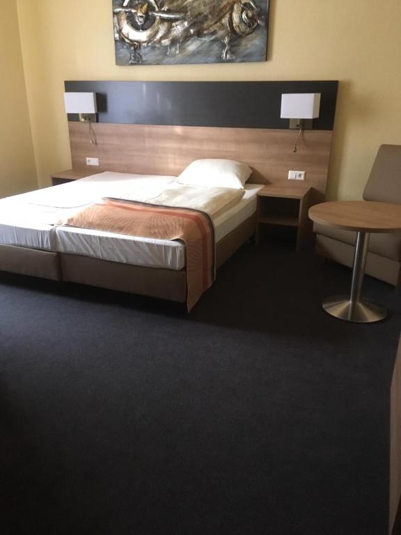 Postel nebo postele na pokoji v ubytování Hotel Hechinger-Hof