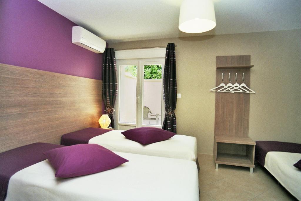 Postel nebo postele na pokoji v ubytování Hôtel l'Anvia