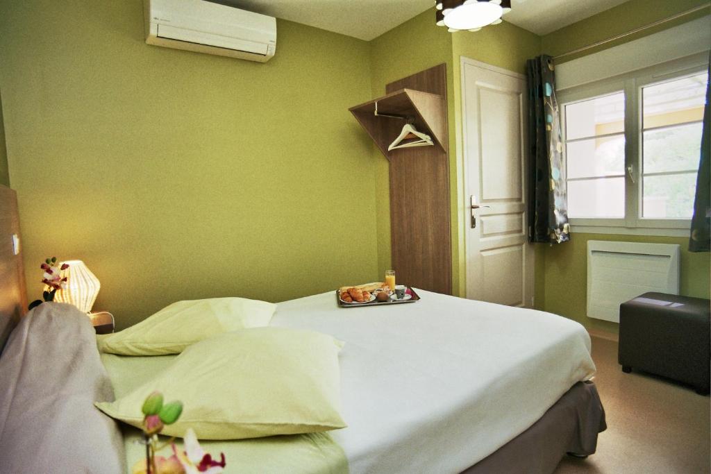Postel nebo postele na pokoji v ubytování Hôtel l'Anvia