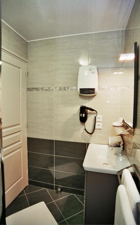 Koupelna v ubytování Hôtel l'Anvia