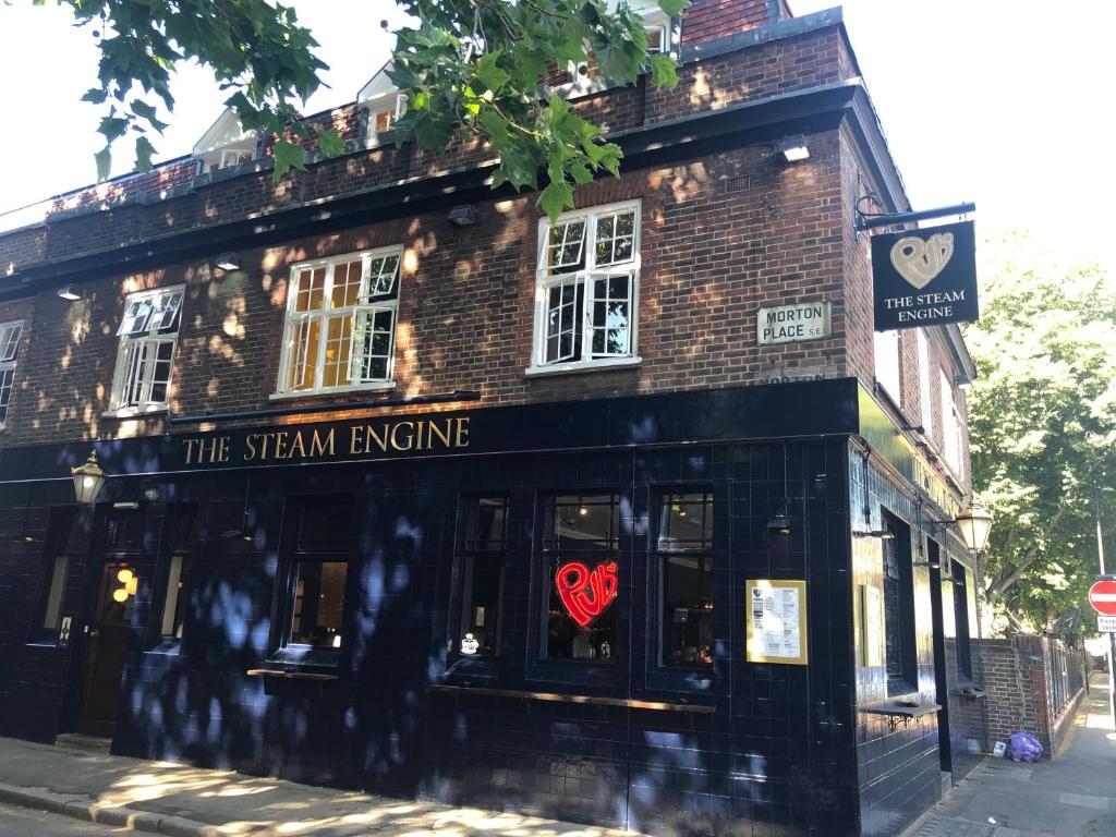 un edificio con un cartello che legge il motore del sistema di PubLove @ The Steam Engine,Waterloo a Londra