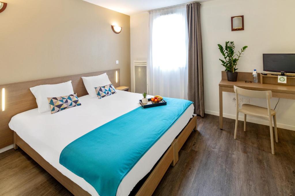 una camera d'albergo con letto e scrivania di Appart'City Confort Niort Centre a Niort