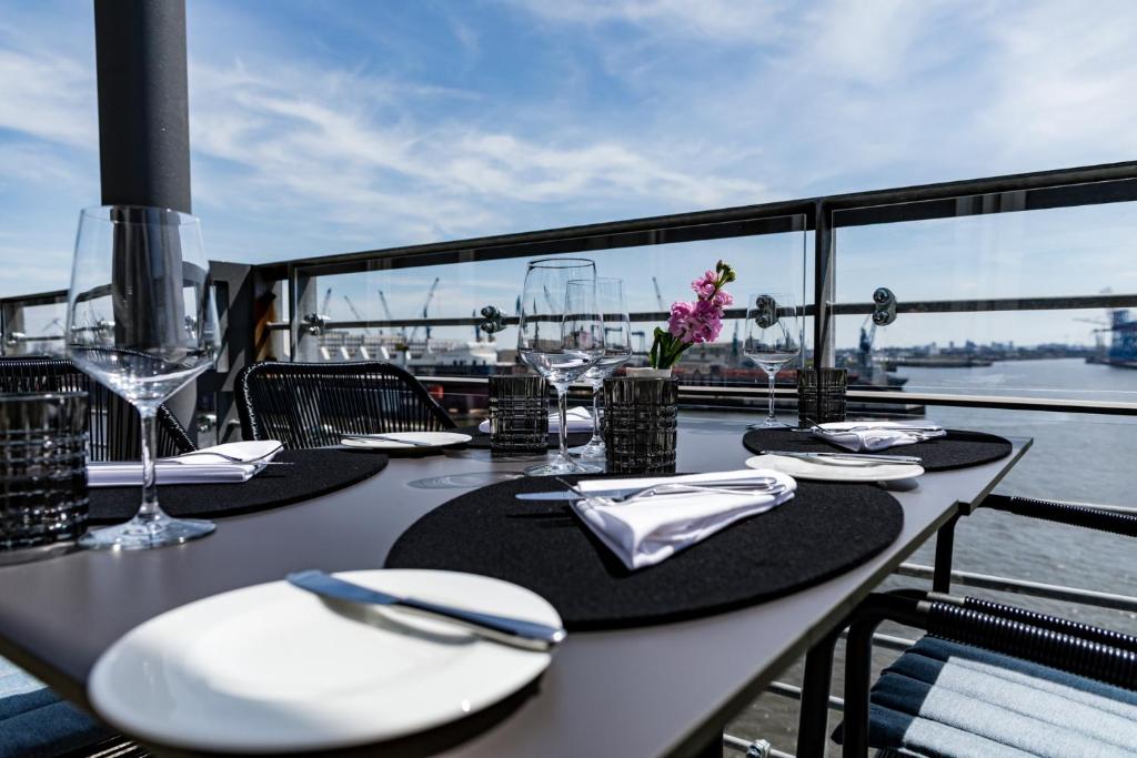 Balkón nebo terasa v ubytování GINN Hotel Hamburg Elbspeicher