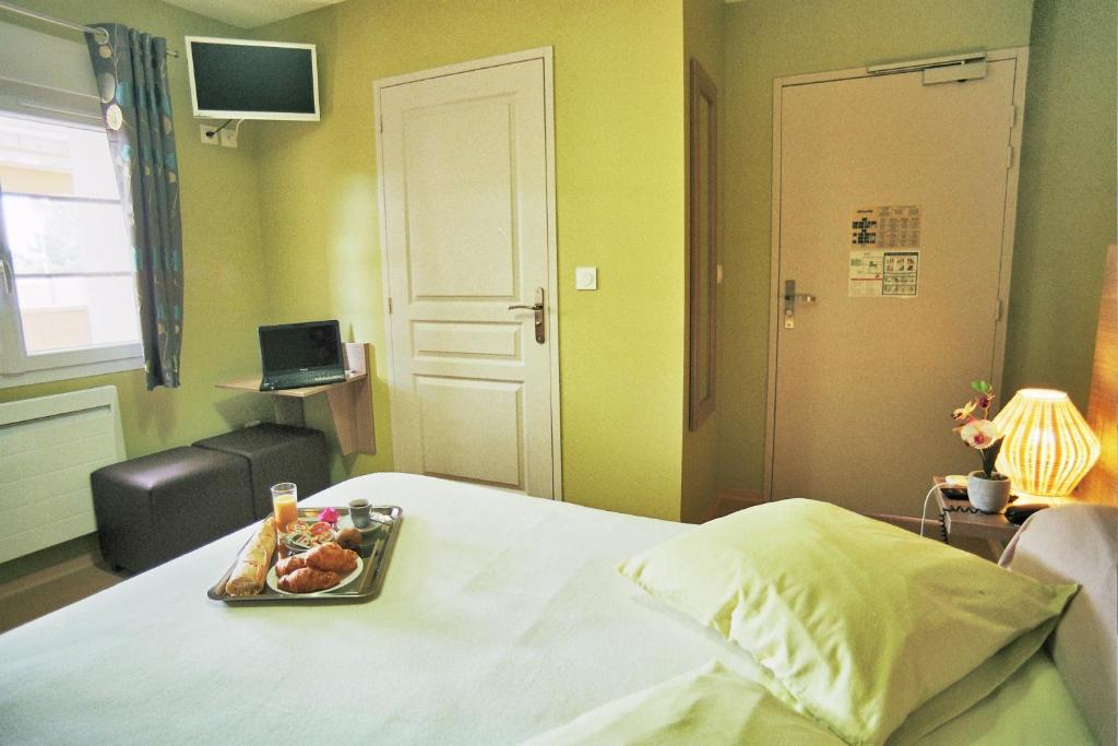 Postel nebo postele na pokoji v ubytování Hôtel l'Anvia