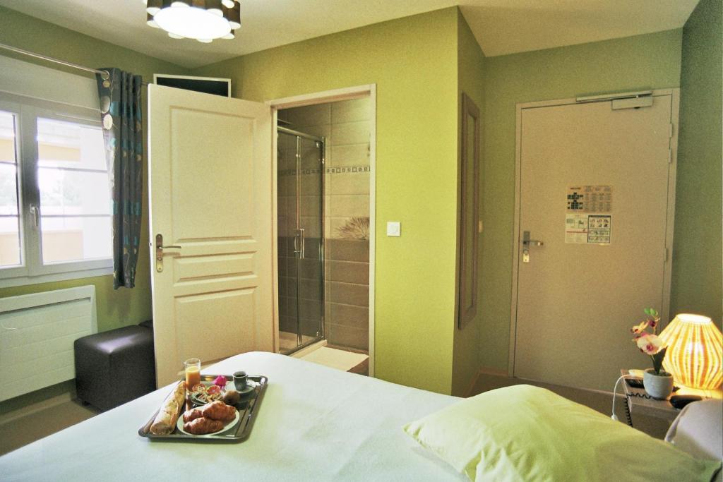 Postel nebo postele na pokoji v ubytování Hôtel l'Anvia