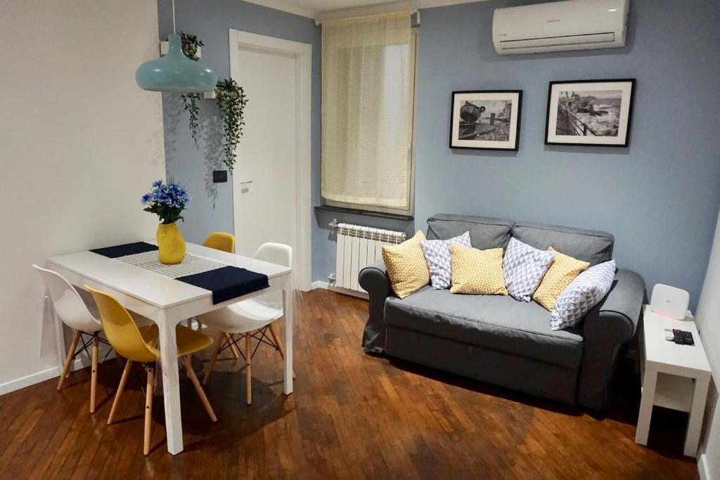 salon z kanapą i stołem w obiekcie Otello Apartment w Genui
