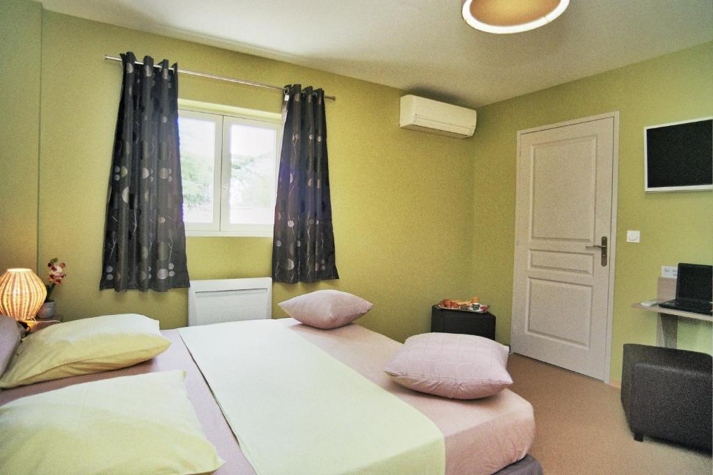 Postel nebo postele na pokoji v ubytování Hôtel l'Anvia