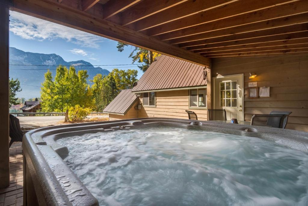 The swimming pool at or close to Vista View Chalet - 2 Bed 1 Bath Vacation home in Lake Wenatchee