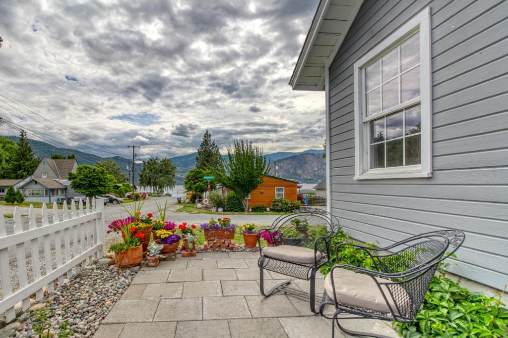 un patio con un banco y flores fuera de una casa en Cottage by the Lake, en Manson