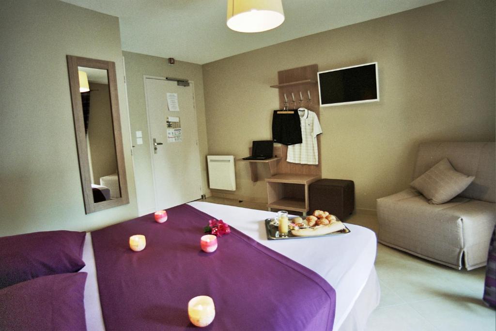 TV a/nebo společenská místnost v ubytování Hôtel l'Anvia