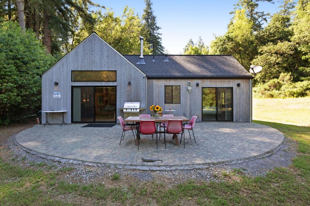 セバストポルにあるCasa Crottiのテーブルと椅子が前にある家