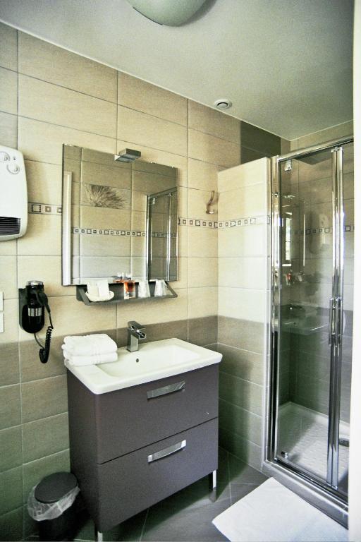 Koupelna v ubytování Hôtel l'Anvia