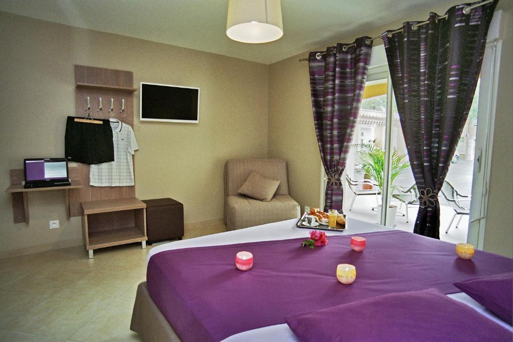 TV a/nebo společenská místnost v ubytování Hôtel l'Anvia