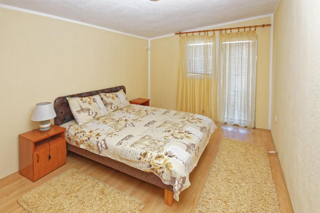 Postel nebo postele na pokoji v ubytování Apartments Ajla