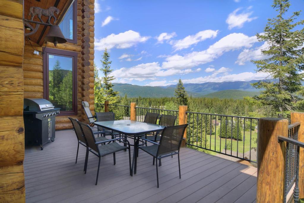 una terraza con mesa, sillas y parrilla en Miracle Lodge, en Leavenworth
