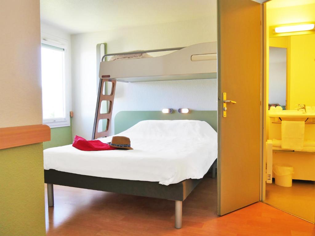 Postel nebo postele na pokoji v ubytování ibis budget Lisieux