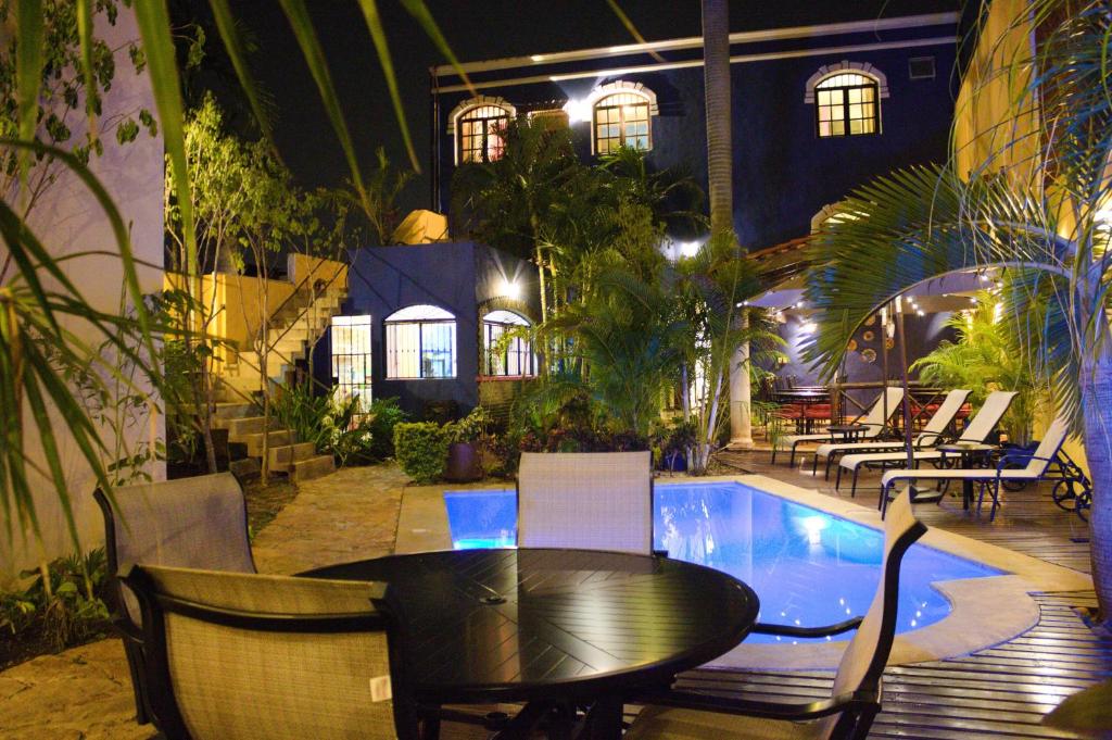 Bazén v ubytování Hotel Marionetas nebo v jeho okolí