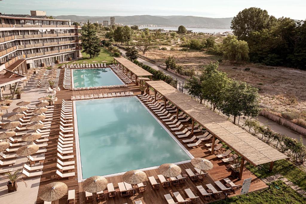 eine Luftansicht eines Hotels mit Stühlen und einem Pool in der Unterkunft Sunny Beach Club - Adults Only in Sonnenstrand