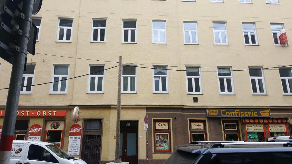 un gran edificio con ventanas blancas en una calle en Nina, en Viena
