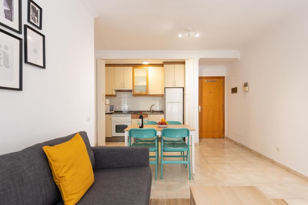Kuchyň nebo kuchyňský kout v ubytování Surf Beach Canteras -Parking-Wifi By CanariasGetaway