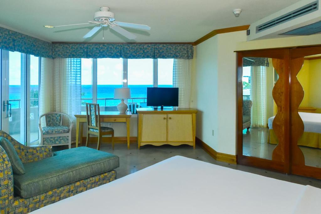 TV a/nebo společenská místnost v ubytování Accra Beach Hotel
