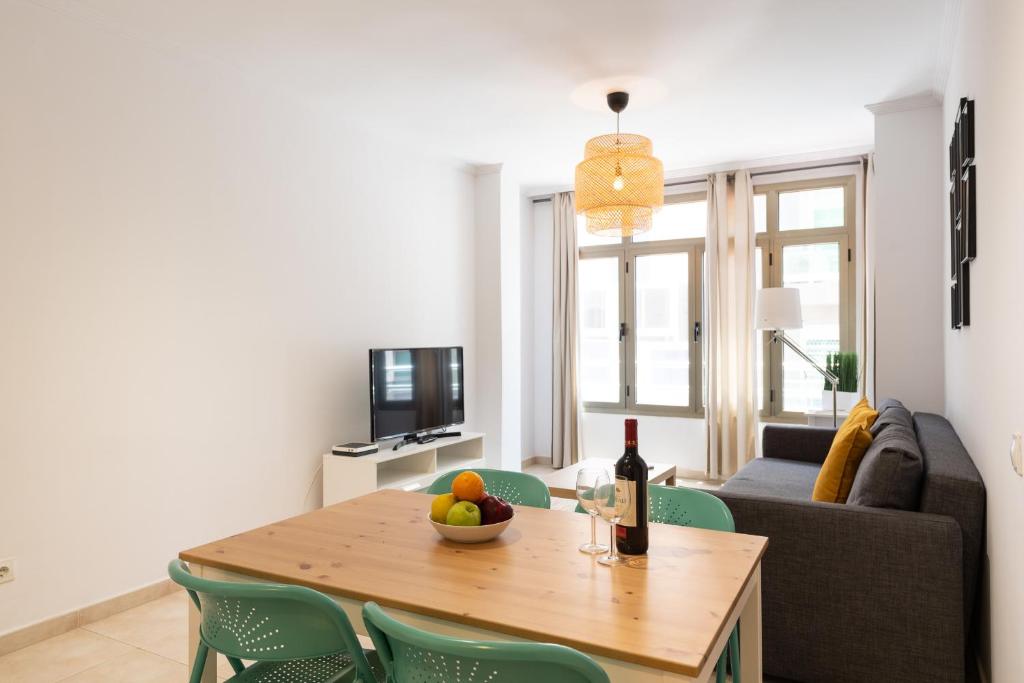 TV a/nebo společenská místnost v ubytování Surf Beach Canteras -Parking-Wifi By CanariasGetaway