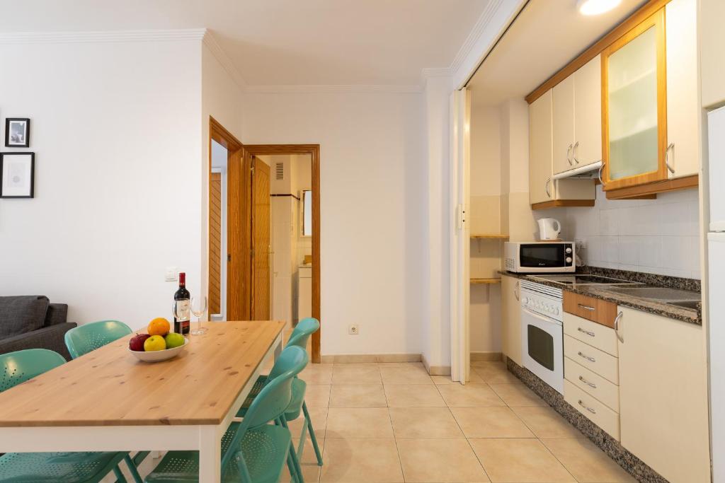Kuchyň nebo kuchyňský kout v ubytování Surf Beach Canteras -Parking-Wifi By CanariasGetaway