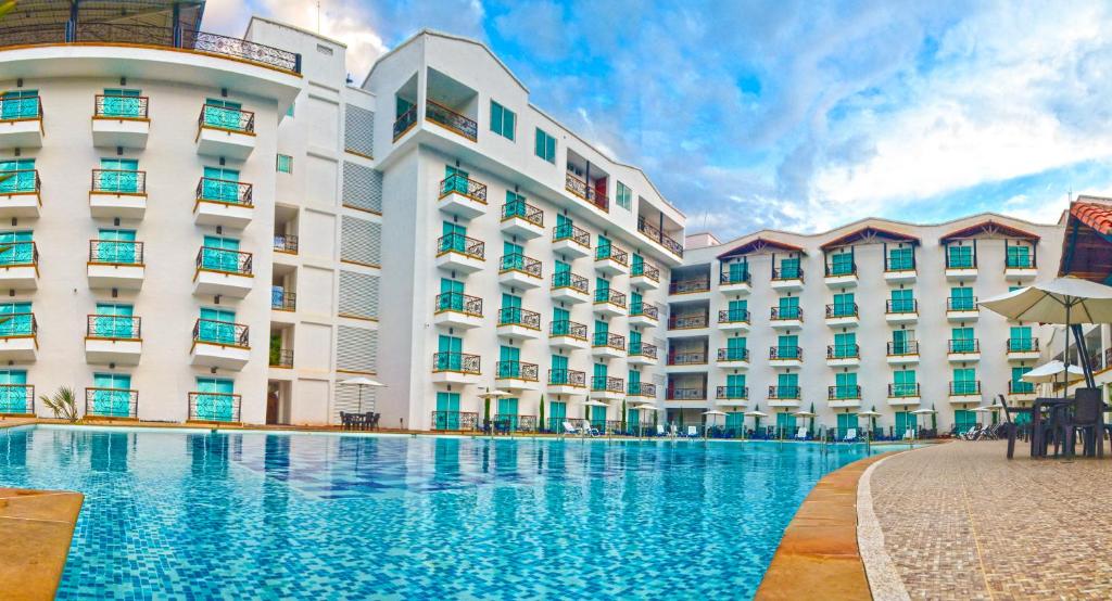 un hotel con piscina frente a un edificio en Hotel Majams Resort, en San Gil
