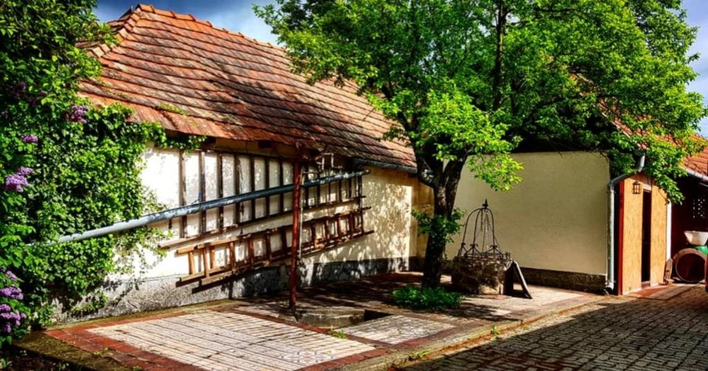 Ogród w obiekcie Old House Bogacs