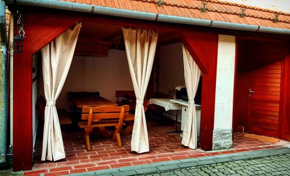 Patio lub wspólna przestrzeń na świeżym powietrzu w obiekcie Old House Bogacs