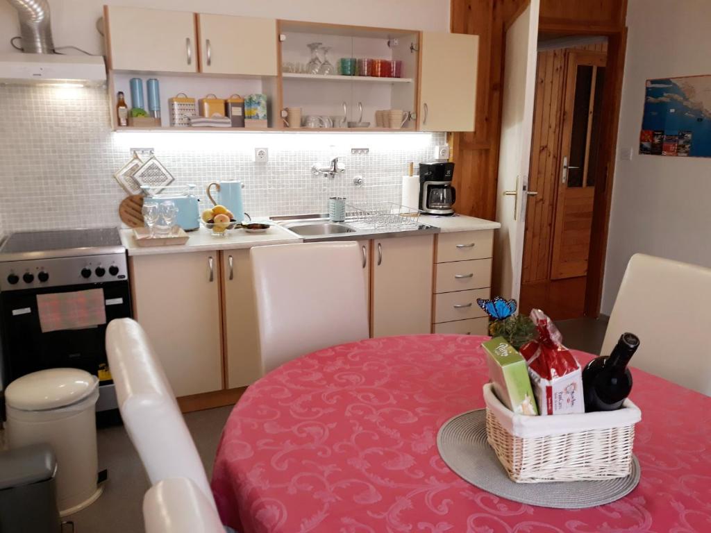 Kuchyňa alebo kuchynka v ubytovaní Atelier Tina Art Home