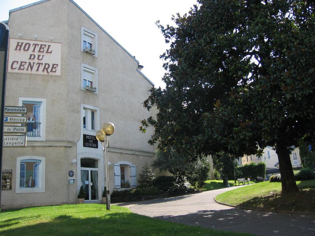 un edificio de hotel con un cartel que lee hotel pero centro en Hôtel du Centre, en Lourdes