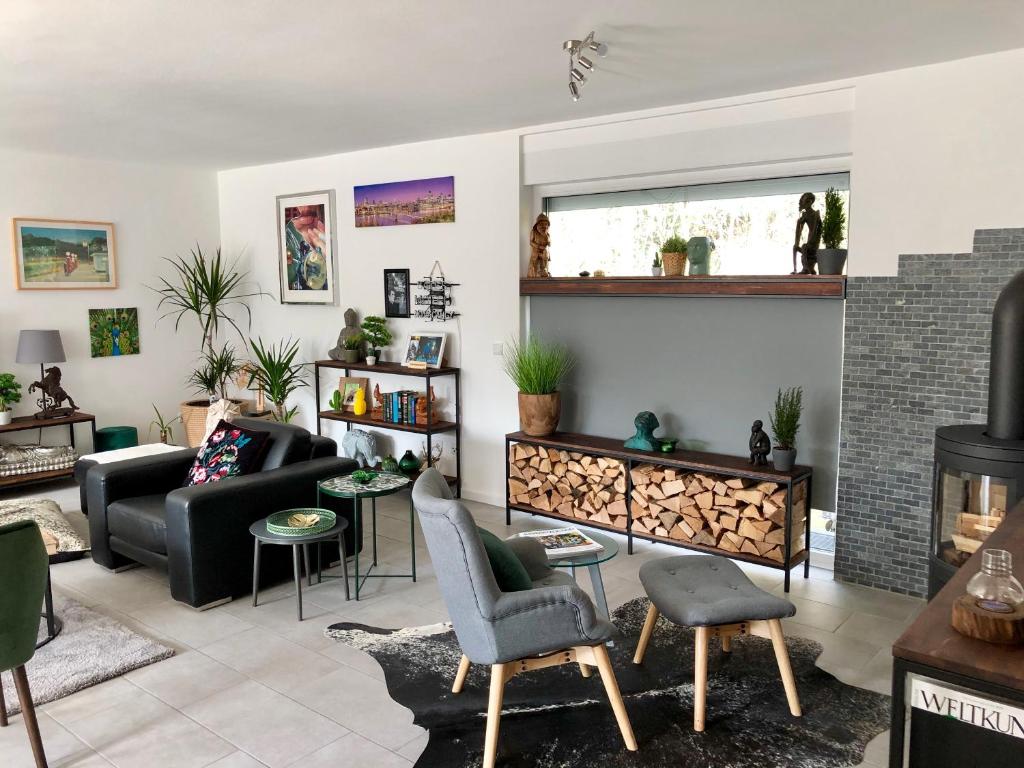 sala de estar con sofá y chimenea en Leverkusen Schlebusch Ferienhaus en Leverkusen