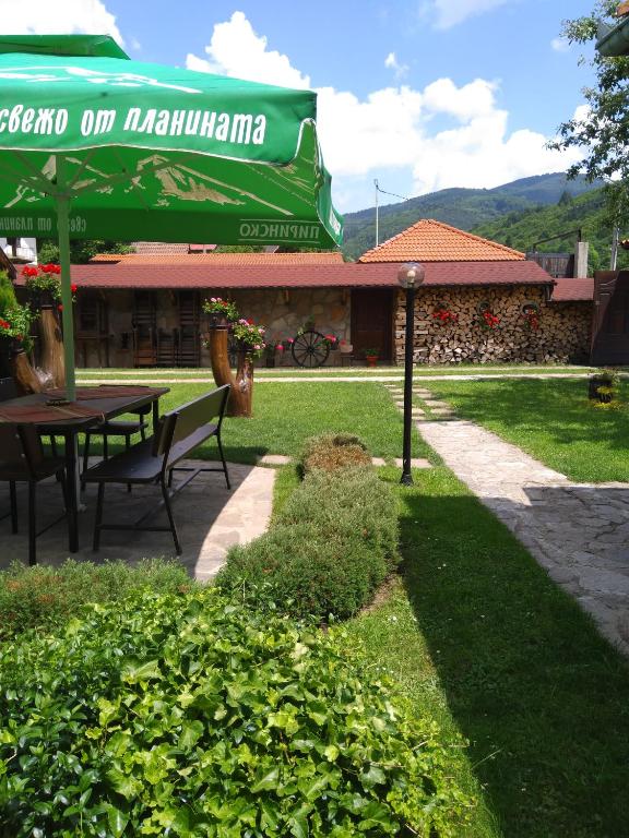 Nespecifikovaný výhled na hory nebo výhled na hory při pohledu z hotelu