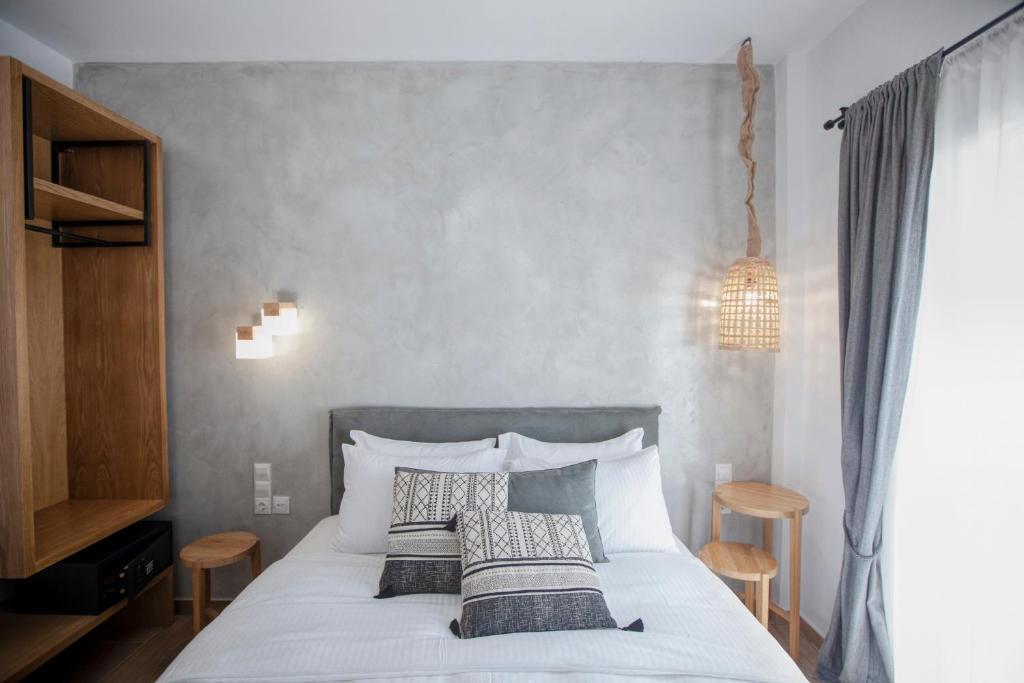 A bed or beds in a room at Oikia guesthouse