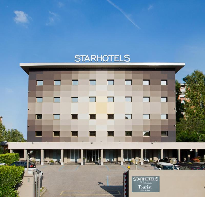un edificio con un cartello con un hotel stellato sopra di Starhotels Tourist a Milano