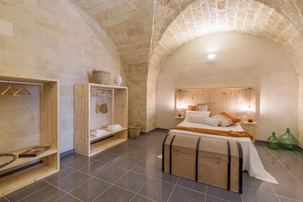 1 dormitorio con 1 cama en una habitación con arco en Balbo - Suite & Apartment SIT, en Lecce