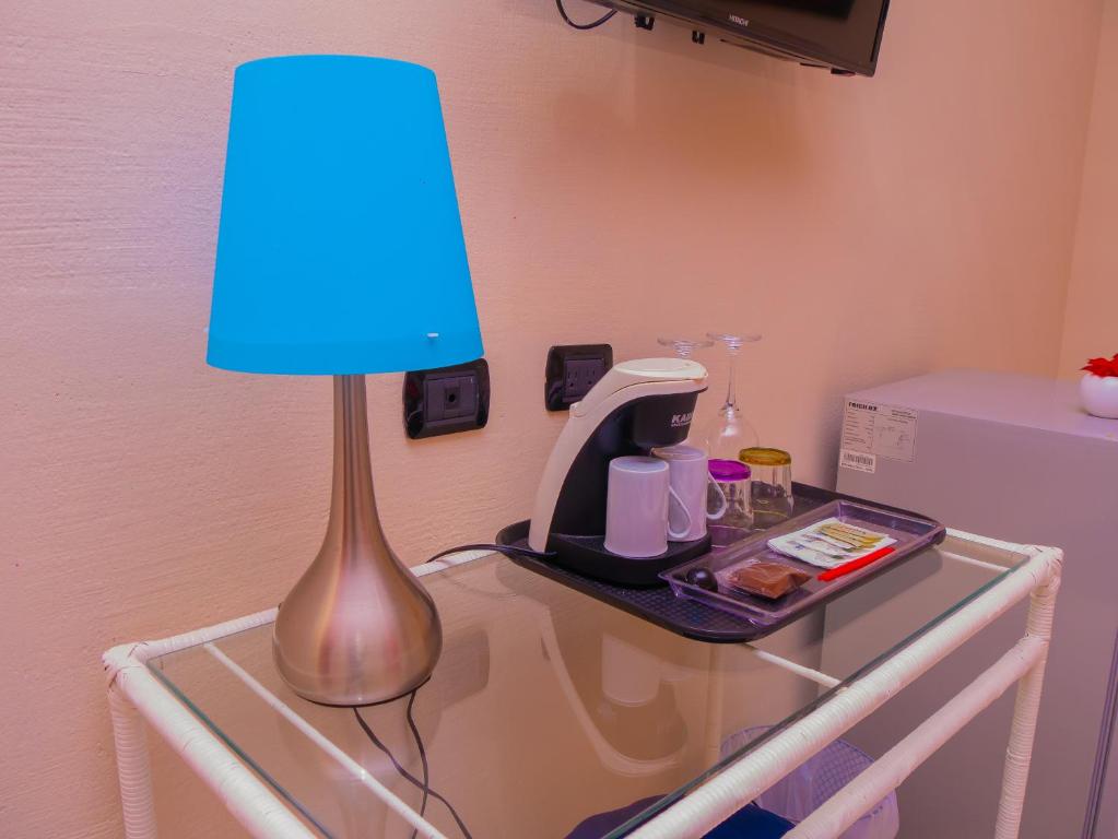 Příslušenství pro přípravu čaje a kávy v ubytování Hotel Bamboo Aeropuerto