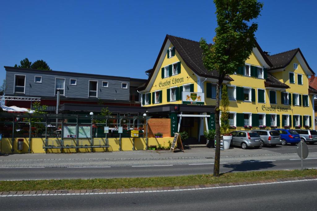 un edificio amarillo al lado de una calle en Hotel Pension Löwen in Sulz, en Sulz