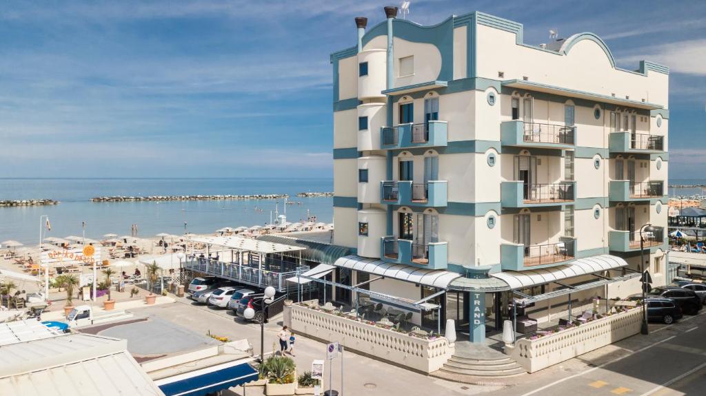 un edificio junto al océano con un aparcamiento en Hotel Strand en Bellaria-Igea Marina