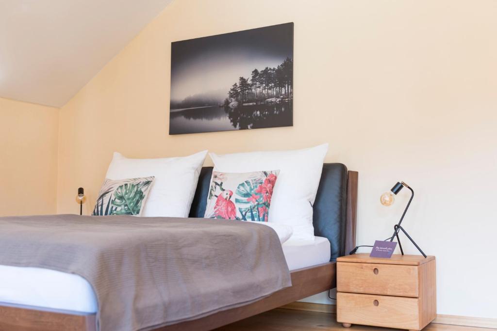 Postel nebo postele na pokoji v ubytování Villa Anna Bad Goisern am Hallstättersee