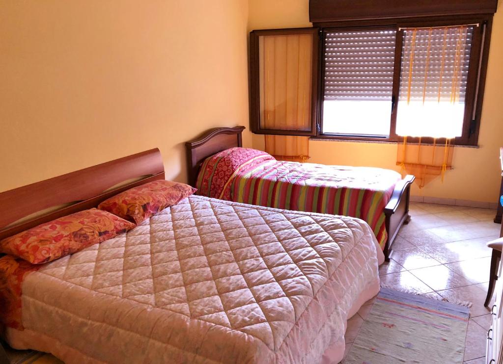sypialnia z 2 łóżkami i oknem w obiekcie B&B City Bar w mieście Uta