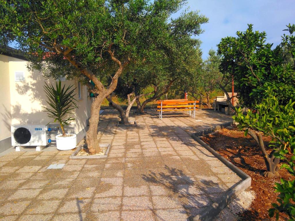 Vonkajšia záhrada v ubytovaní Manora guest pool house Sucuraj