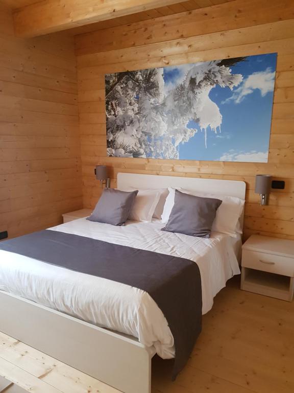 Postel nebo postele na pokoji v ubytování Lorica Suite Lago