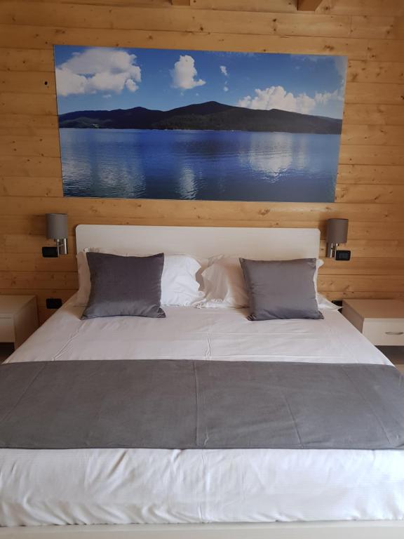 Postel nebo postele na pokoji v ubytování Lorica Suite Lago
