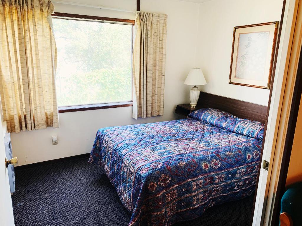Postel nebo postele na pokoji v ubytování Lakeside Motel