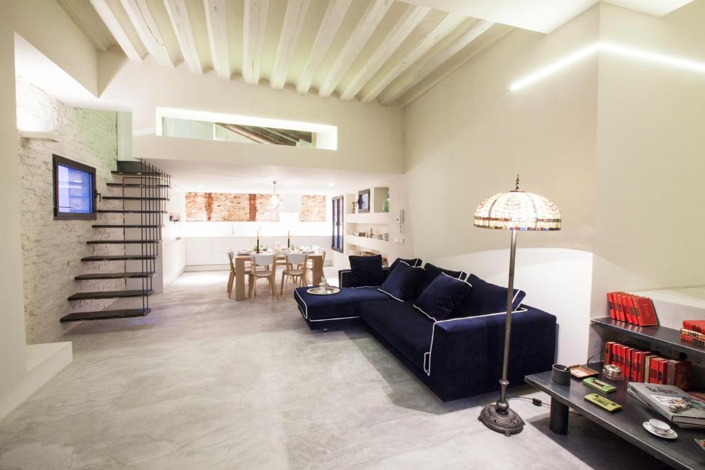 ein Wohnzimmer mit einem Sofa und einem Tisch in der Unterkunft Heima Plaza Mayor - Latina 32 in Madrid